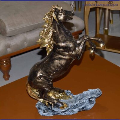 مجسمه دکوری مدل اسب رخش رنگ قهوه ای با یال طلایی