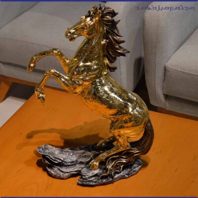 مجسمه دکوری مدل اسب رخش رنگ طلایی با یال قهوه ای
