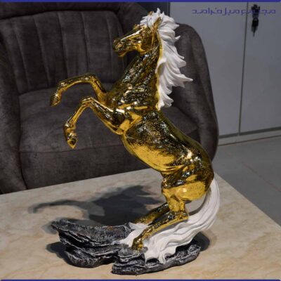 مجسمه دکوری مدل اسب رخش رنگ طلایی با یال سفید