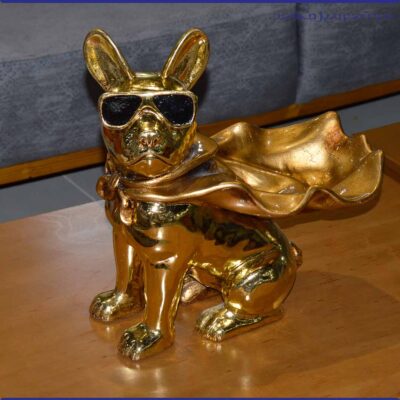 مجسمه دکوری مدل سگ شنل دار رنگ تمام طلایی سایز بزرگ